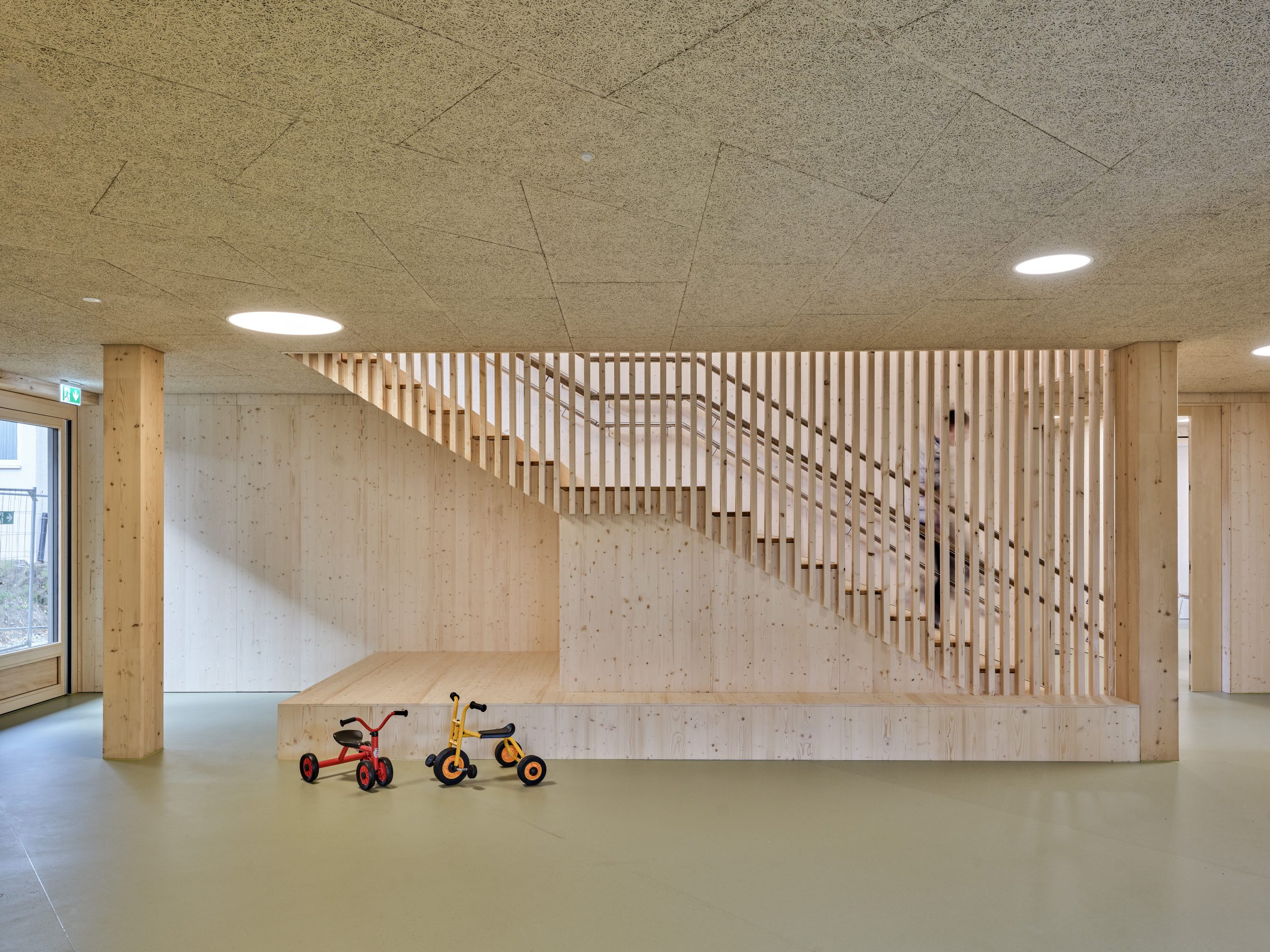 neubau-kita-im-bruhl-aldingen_foyer-innentreppe